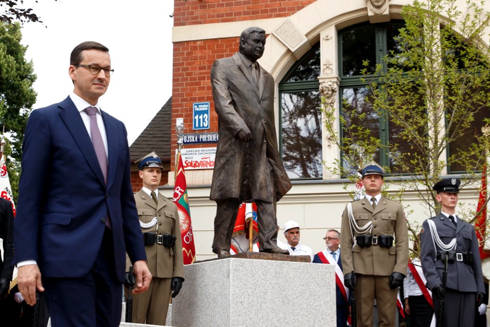 Wizyta w Szczecinie. Premier Mateusz Morawiecki przy pomniku prof. Lecha Kaczyńskiego