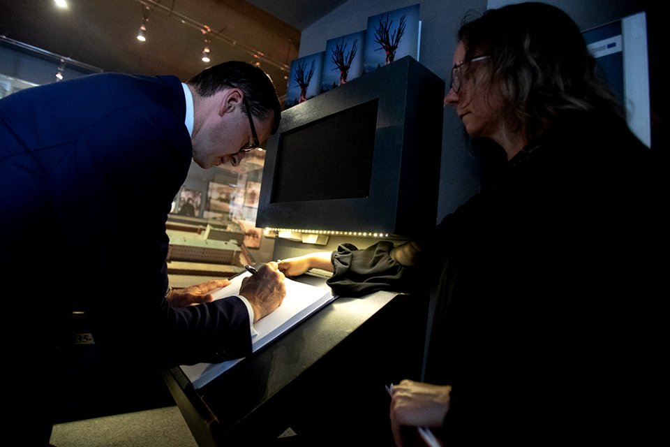 Wpis premiera Mateusz Morawiecki w księdze w Muzeum Niemieckiego Więzienia Gestapo Pawiak w Warszawie