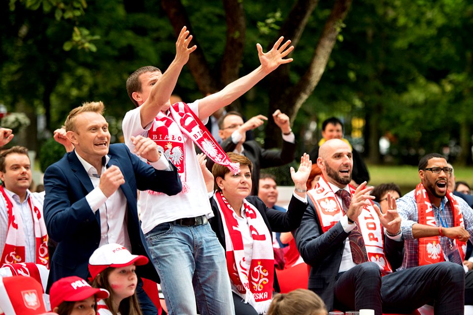 Wspólne kibicowanie Biało-Czerwonym (27211072054)