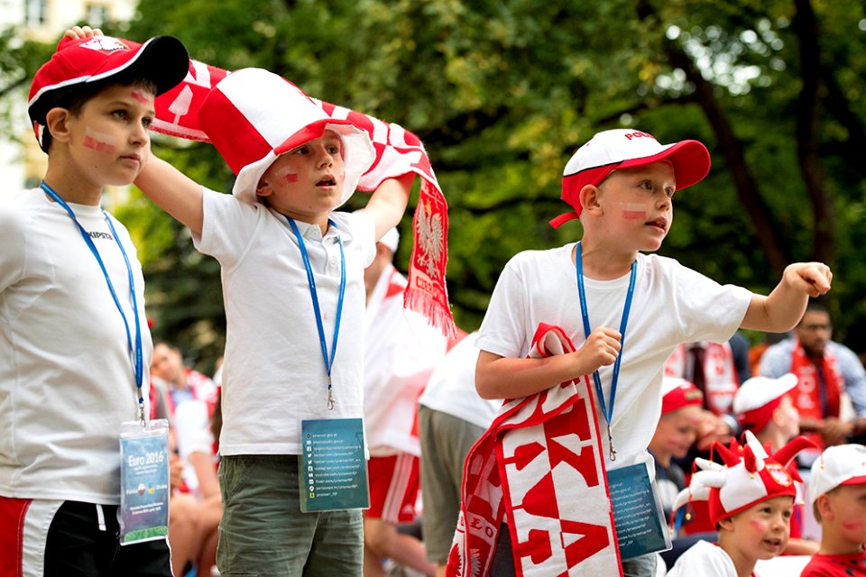 Wspólne kibicowanie Biało-Czerwonym (27211076894)