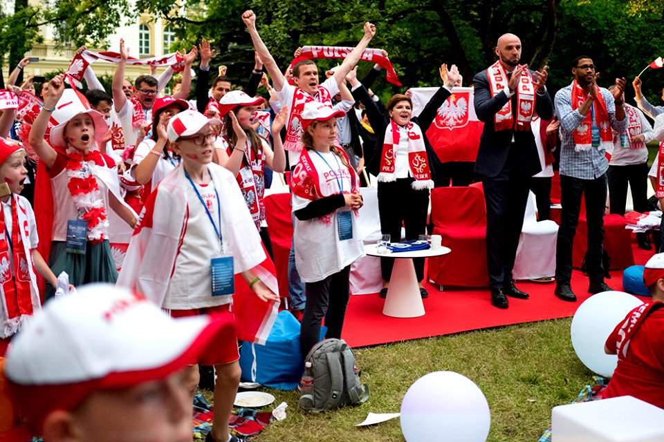 Wspólne kibicowanie Biało-Czerwonym (27211079874)