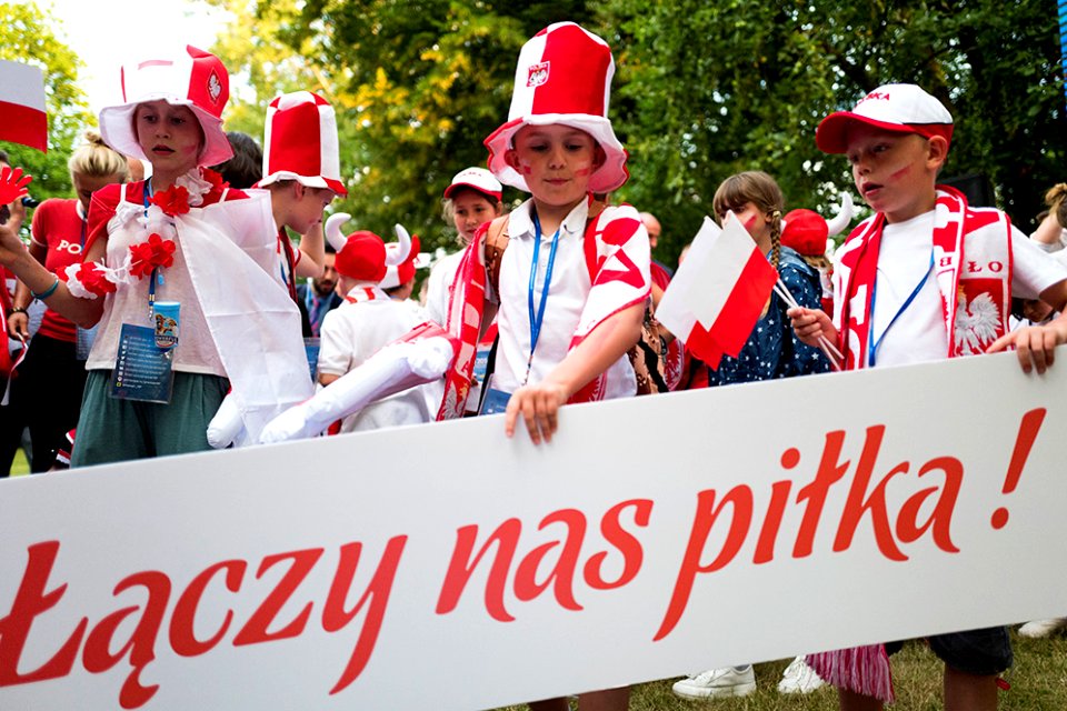Wspólne kibicowanie Biało-Czerwonym (27211626383)