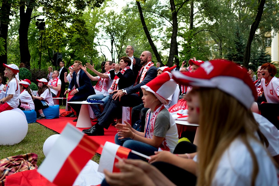Wspólne kibicowanie Biało-Czerwonym (27747262851)