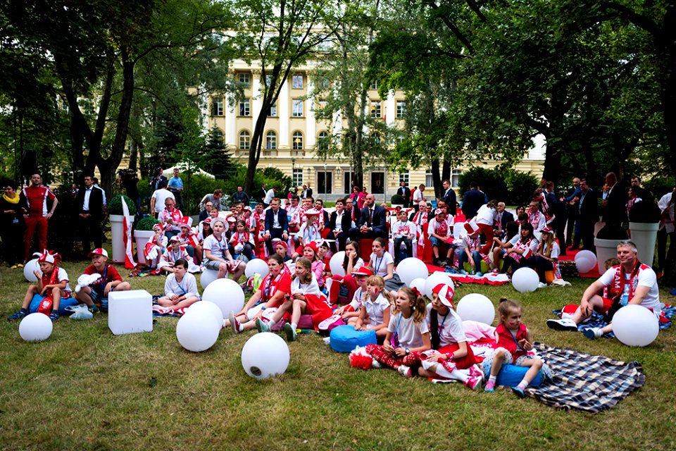 Wspólne kibicowanie Biało-Czerwonym (27747265651)