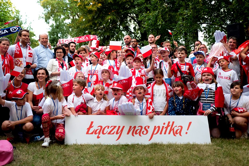 Wspólne kibicowanie Biało-Czerwonym (27788656076)