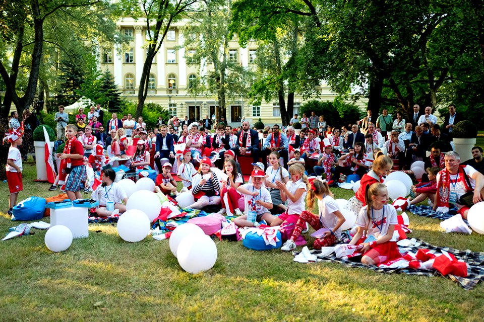 Wspólne kibicowanie Biało-Czerwonym (27788682286)