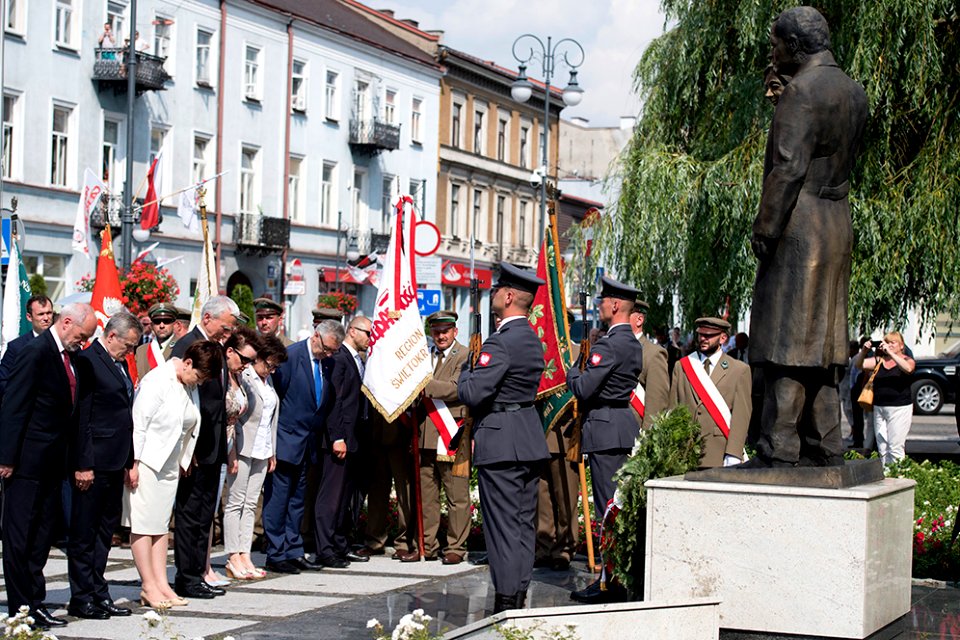 Złożenie wieńca pod pomnikiem pary prezydenckiej Lecha i Marii Kaczyńskich w Radomiu