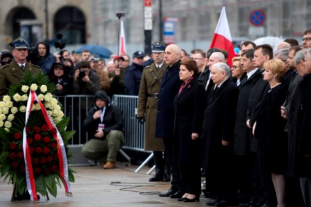Złożenie wieńca przez delegację z byłym premierem Jarosławem Kaczyńskim na czele