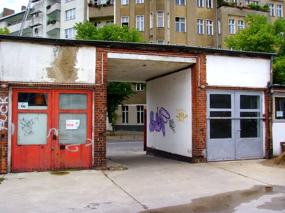 2008 HOLTZENDORF-GARAGE Ausfahrt am Garagenhof