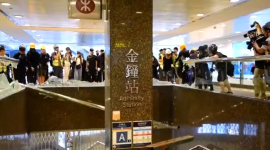 Admiralty Exit A protesters destroy the fence 20190915