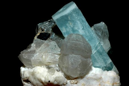 Aigue-marine sur quartz et tourmaline noire