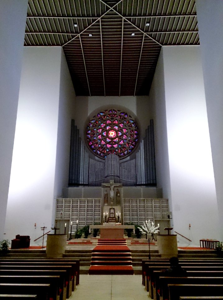 Altarraum mit Orgel