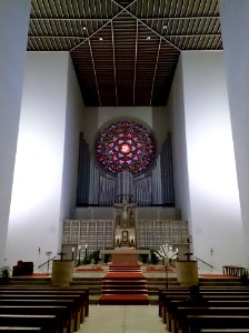Altarraum mit Orgel