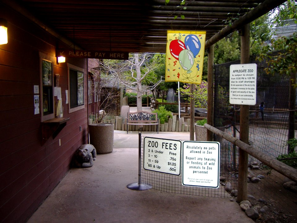 Applegate Zoo Entrance