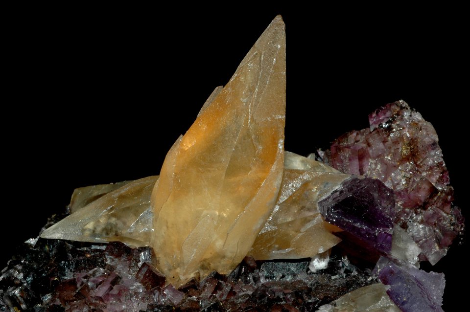Calcite jaune sur fluorine violette (USA)