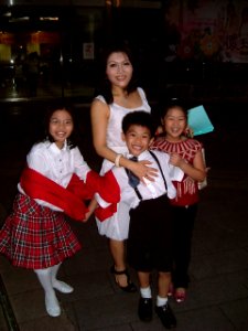 Catherine Chang and The Primary School children in TTV 20081019
