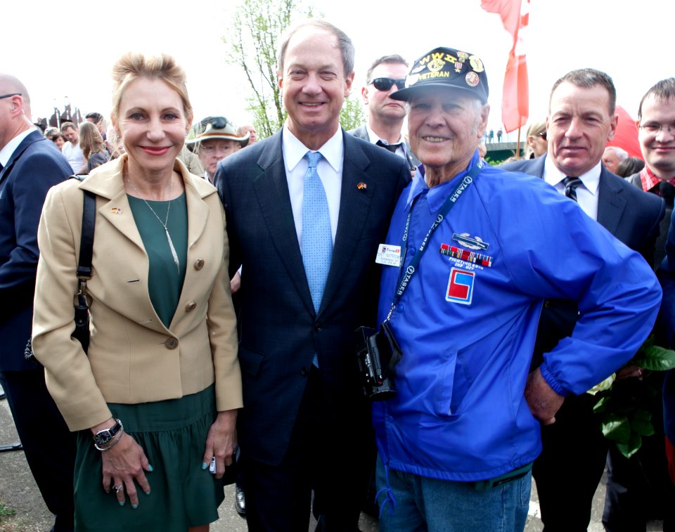 Ambassador John B. Emerson with US veteran Chet Yastrzemski, Elbe Day 2015