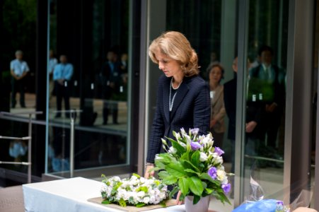 Ambassador Kennedy Pays Tribute at 9-11 Memorial - Flickr - East Asia and Pacific Media Hub (2)