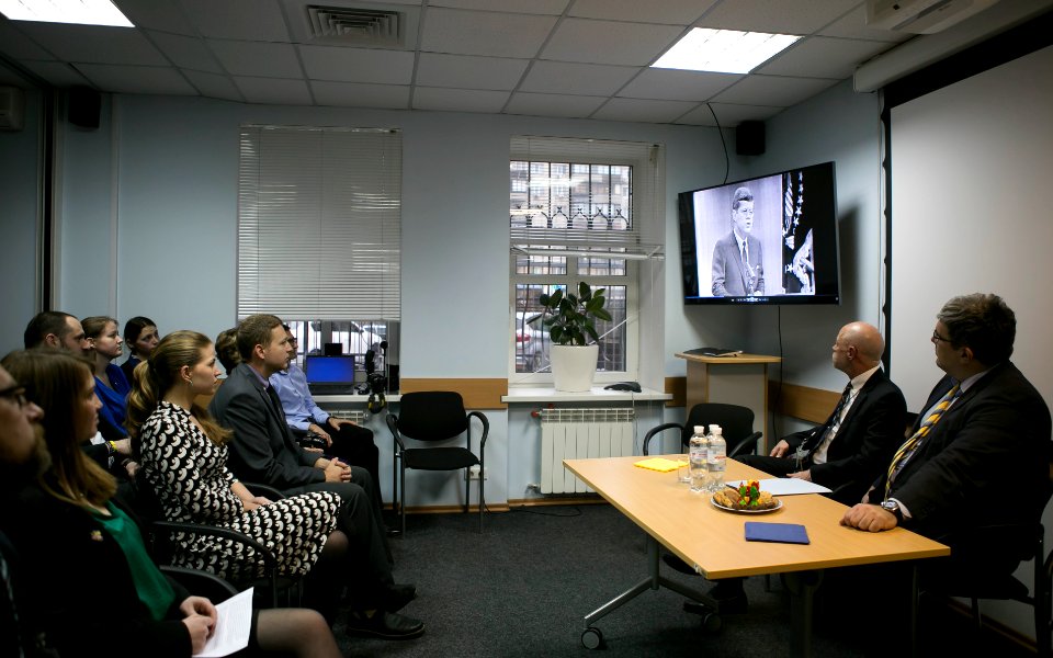 Ambassador Pyatt meets Peace Corps volunteers in Kyiv to celebrate the 55th anniversary of the Peace Corps, March 1, 2016 (25316920402)