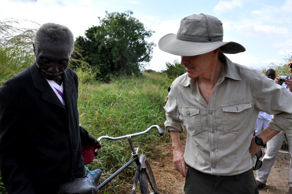 Ambassador-griffiths-chats-with-a-vinho-resident-about-his-bicycle 8691468157 o