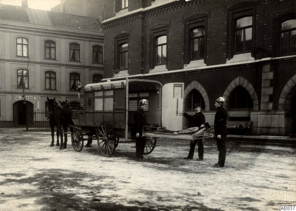 Ambulans utanför Rådhuset