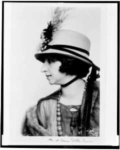 Amelita Galli-Curci, head-and-shoulders portrait, facing left LCCN92507372