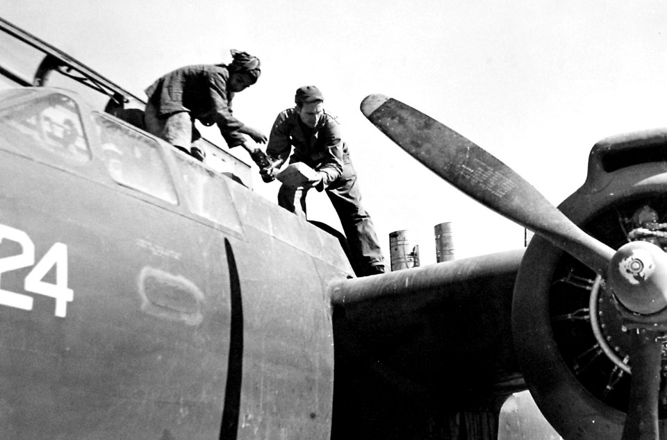 American airplane mechanic assisted by an Iranian boy, Iran, 1943 (27167675400)