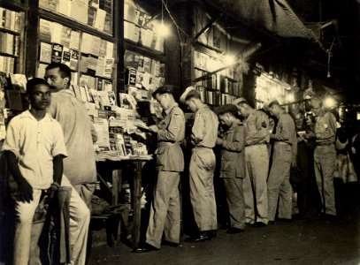 American GIs at a bookstall in Calcutta in 1945
