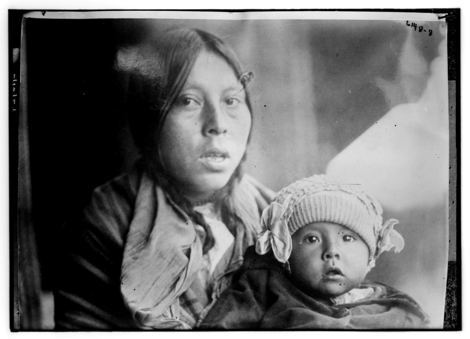 American Indian woman with child LCCN2014716962