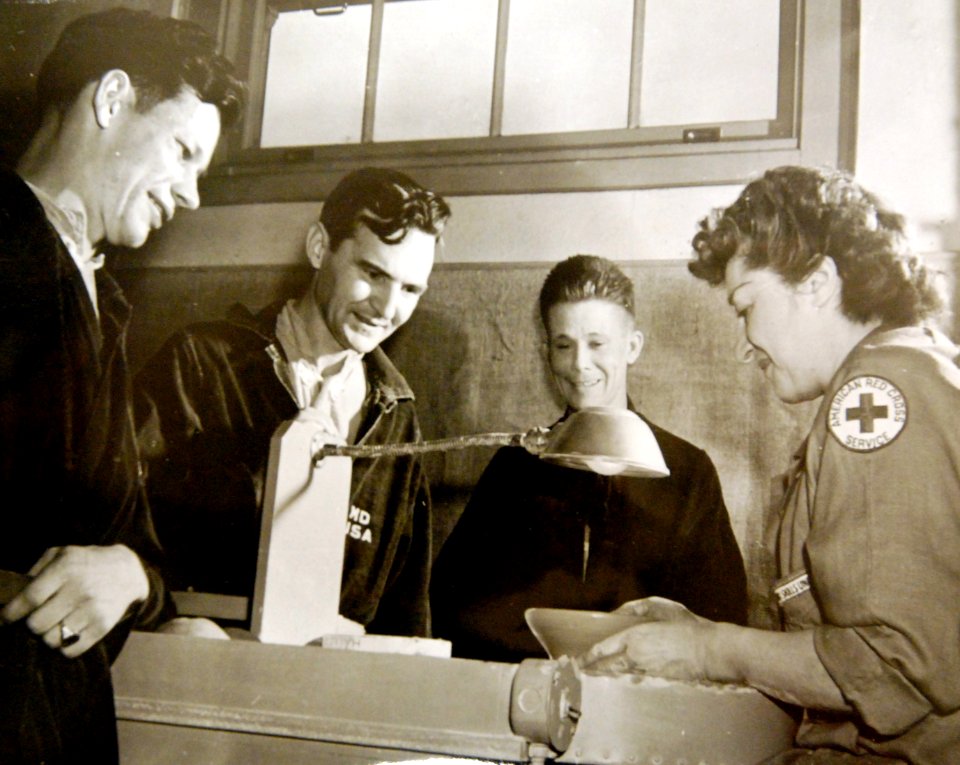 American Red Cross teacher demonstrating pottery making to U.S. soldiers, WWII (34756230005)