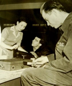 American Red Cross volunteer helps hospitalized soldiers in New York make gifts for their families, WWII (34716184696)