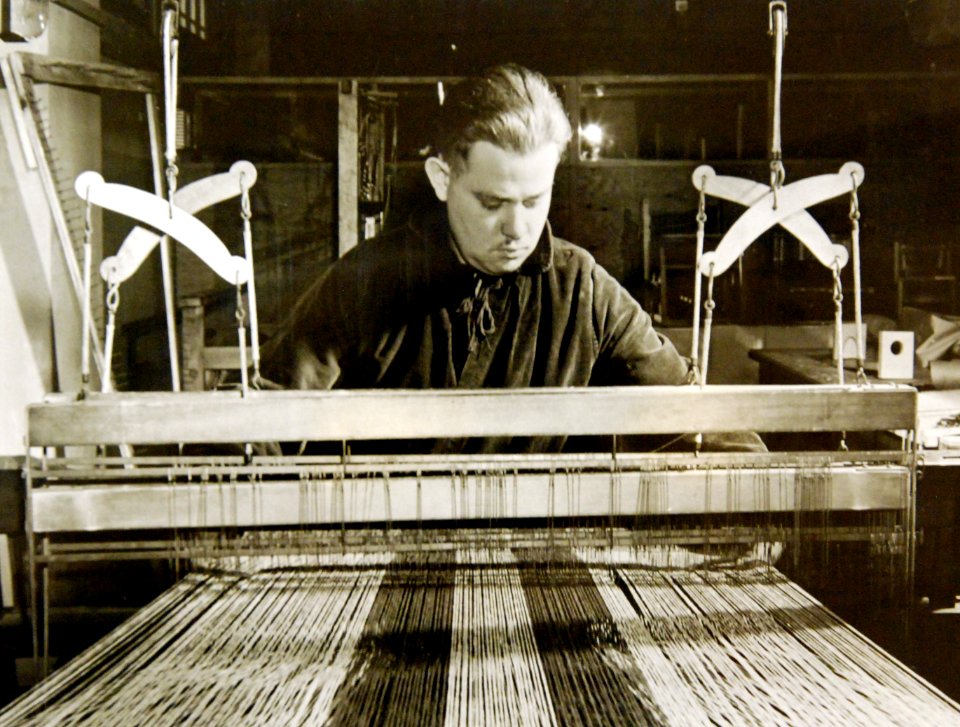 American soldier weaves a rug at U.S. military hospital (34756204185)