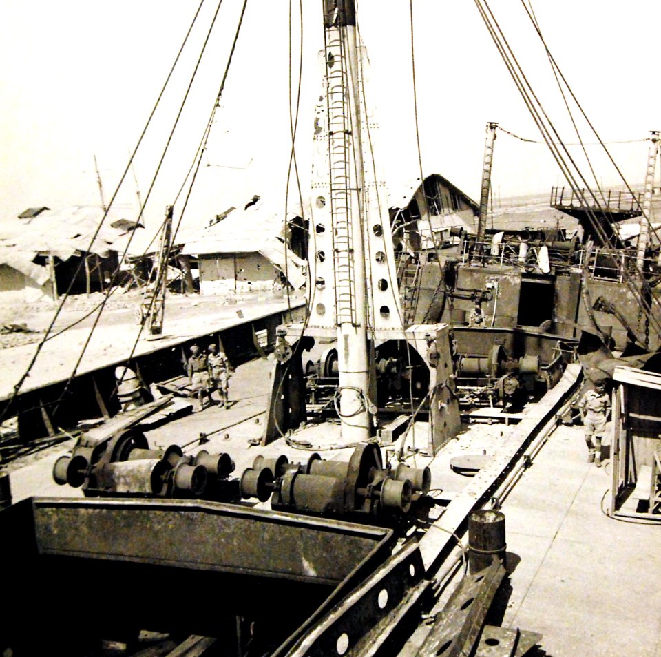 American soldiers inspecting wrecked ships in Tunis harbor, 1943 (27598770085)