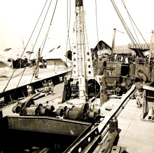 American soldiers inspecting wrecked ships in Tunis harbor, 1943 (27598770085)