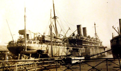 American transport ship entering the harbor at Saint-Nazaire, France May 31, 1918 (28294615526)