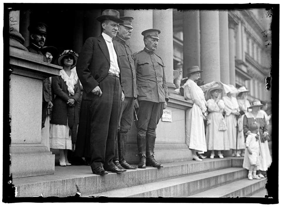 AMERICAN UNIVERSITY TRAINING CAMP. SECRETARY BAKER AND GENERAL T.H. BLISS GREETING STUDENTS LCCN2016868151