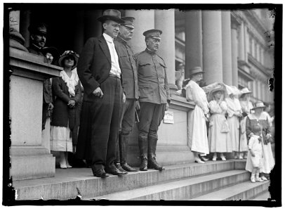 AMERICAN UNIVERSITY TRAINING CAMP. SECRETARY BAKER AND GENERAL T.H. BLISS GREETING STUDENTS LCCN2016868151