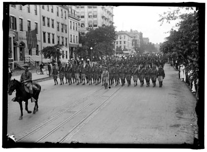 AMERICAN UNIVERSITY TRAINING CAMP. UNIT FROM TRAINING CAMP MARCHING THROUGH CITY LCCN2016868156