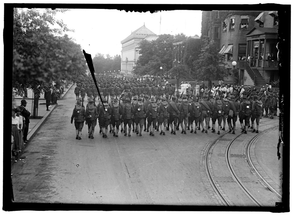 AMERICAN UNIVERSITY TRAINING CAMP. UNIT FROM TRAINING CAMP MARCHING THROUGH CITY LCCN2016868157