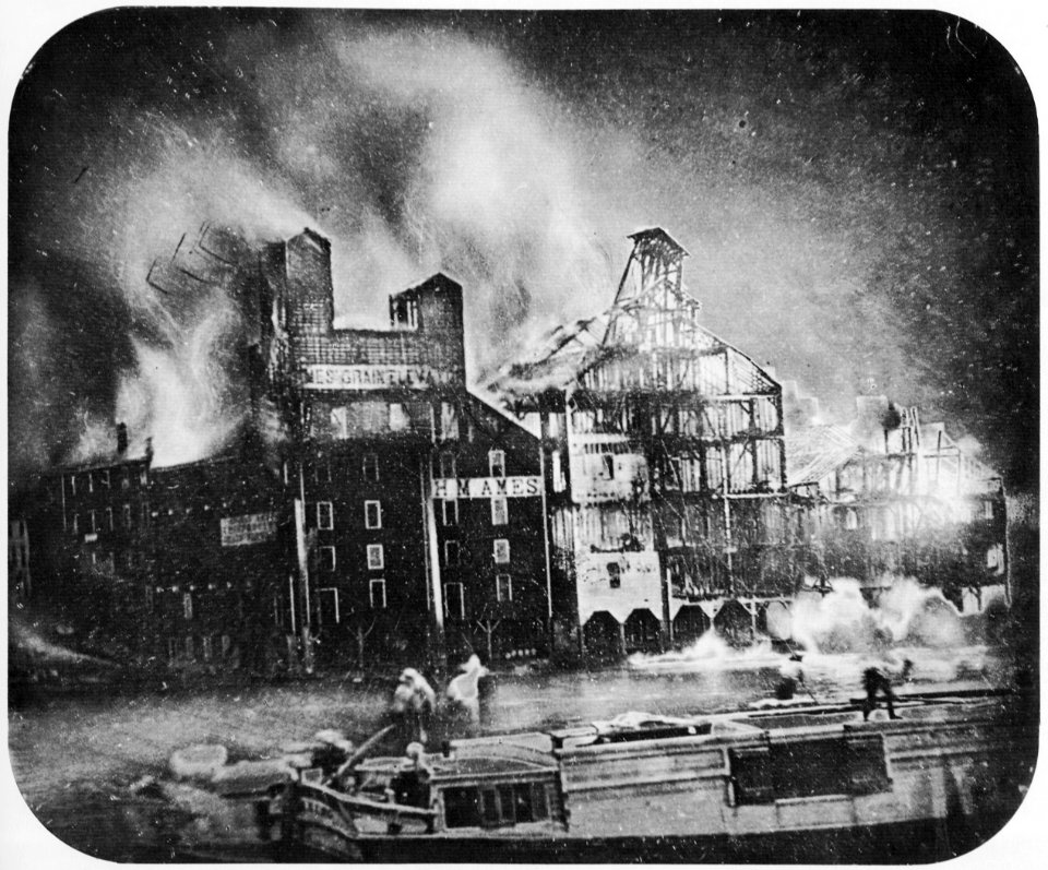 Amerikanischer Photograph um 1853 - Brand von Mühlen in Oswego (Staat New York) (Zeno Fotografie)