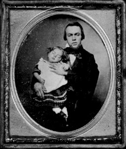 Amerikanischer Photograph um 1856 - Ein Vater mit seinem schläfrigen Kind (Zeno Fotografie)