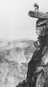 Amerikanischer Photograph um 1873 - Der Photograph William H. Jackson auf dem »Observation Point« im Yosemite-Tal (Zeno Fotografie)