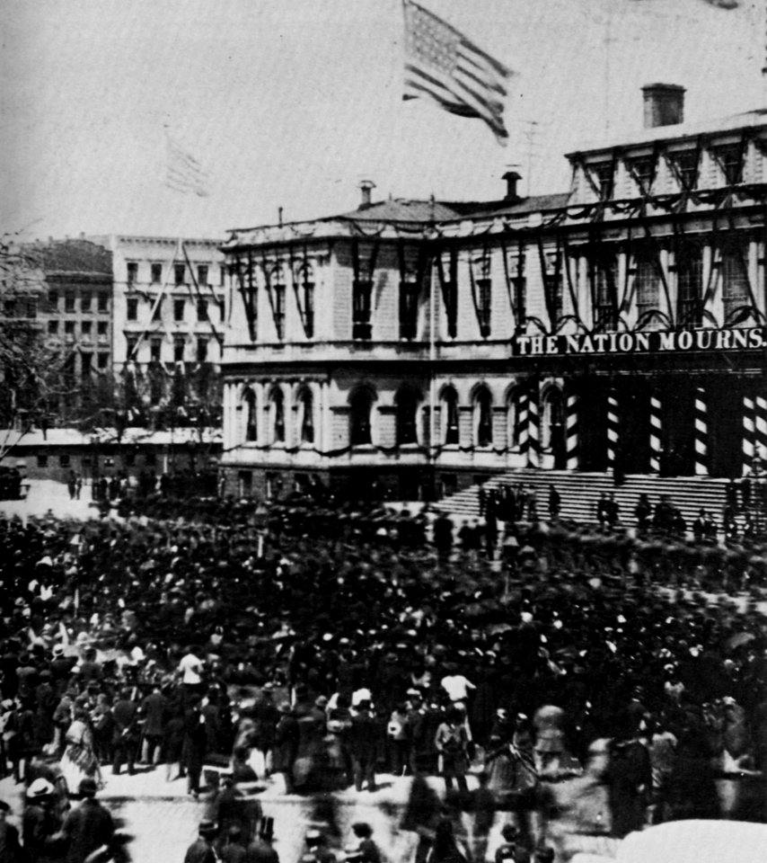 Amerikanischer Photograph um 1865 - Lincolns Beerdigungszug vor dem Rathaus (Zeno Fotografie)