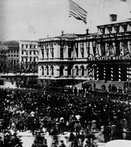 Amerikanischer Photograph um 1865 - Lincolns Beerdigungszug vor dem Rathaus (Zeno Fotografie)
