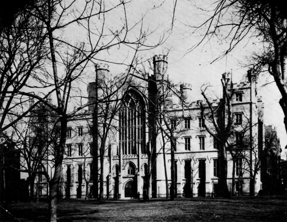 Amerikanischer Photograph um 1880 - Universität der Stadt New York (Washington Platz) (Zeno Fotografie)