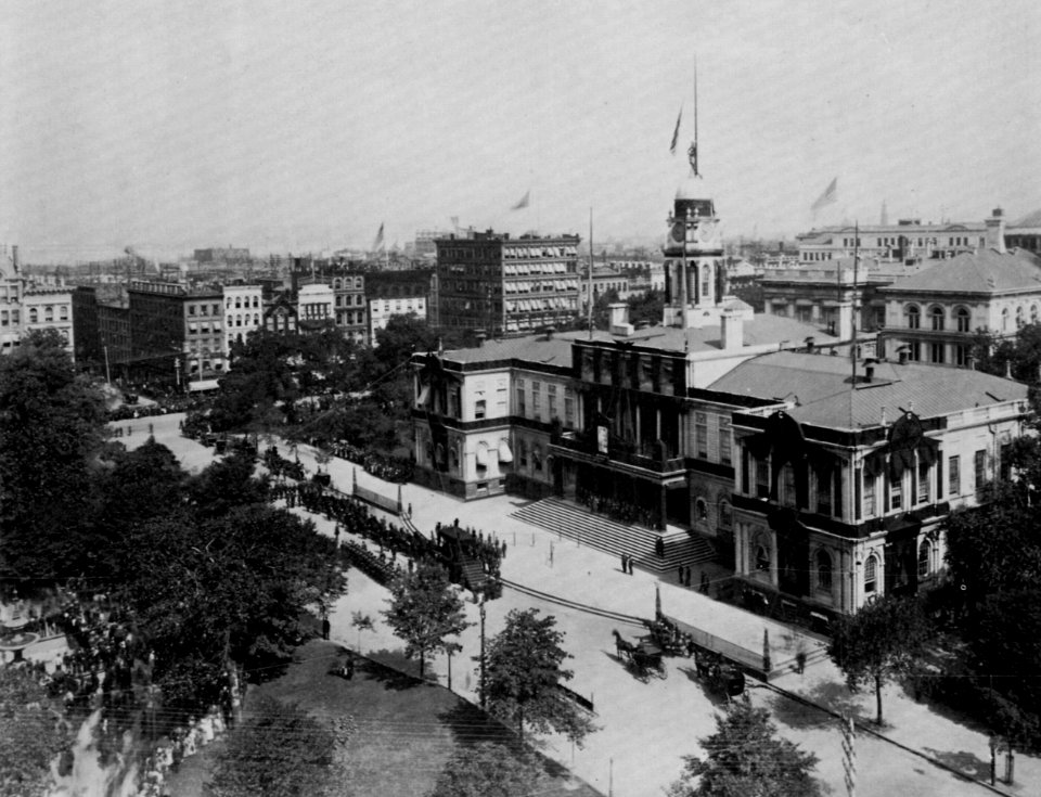 Amerikanischer Photograph um 1885 - Grants Beerdigungszug vor dem Rathaus (Zeno Fotografie)