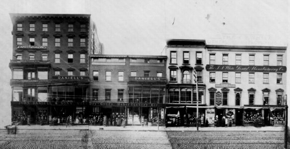 Amerikanischer Photograph um 1890 - Westseite des Broadway zwischen der 8th und 9th Street (Zeno Fotografie)