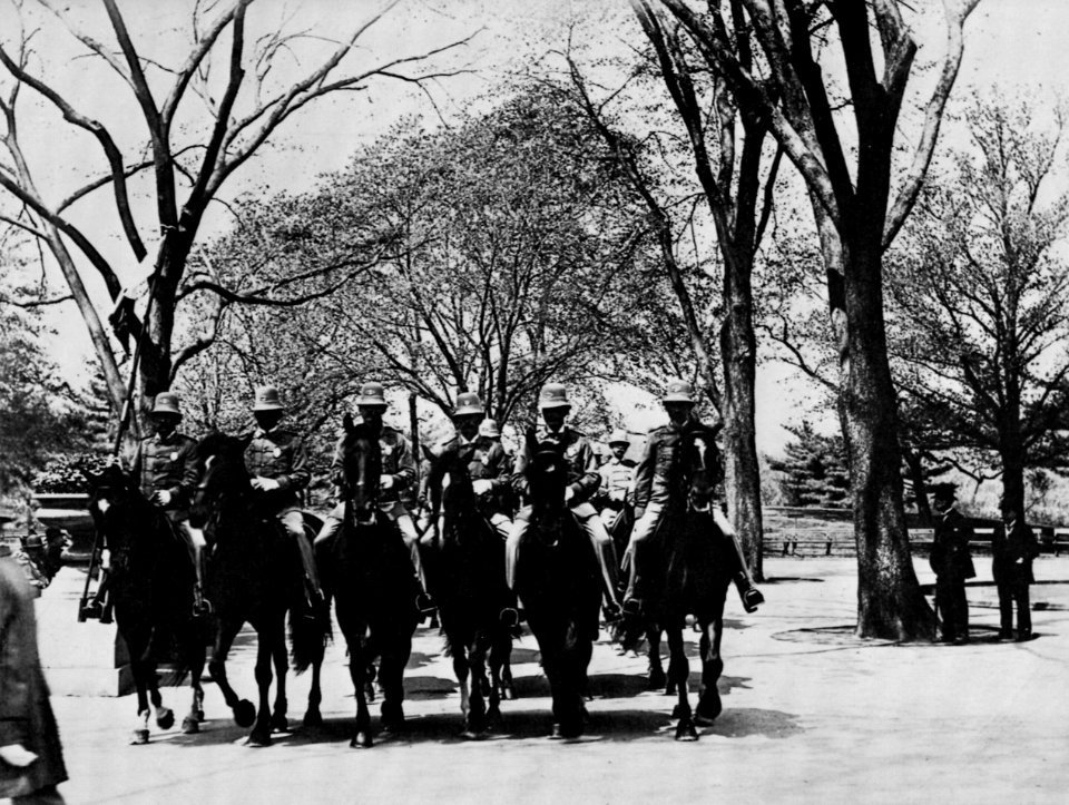 Amerikanischer Photograph um 1895 - Wachwechsel im Central Park (Zeno Fotografie)