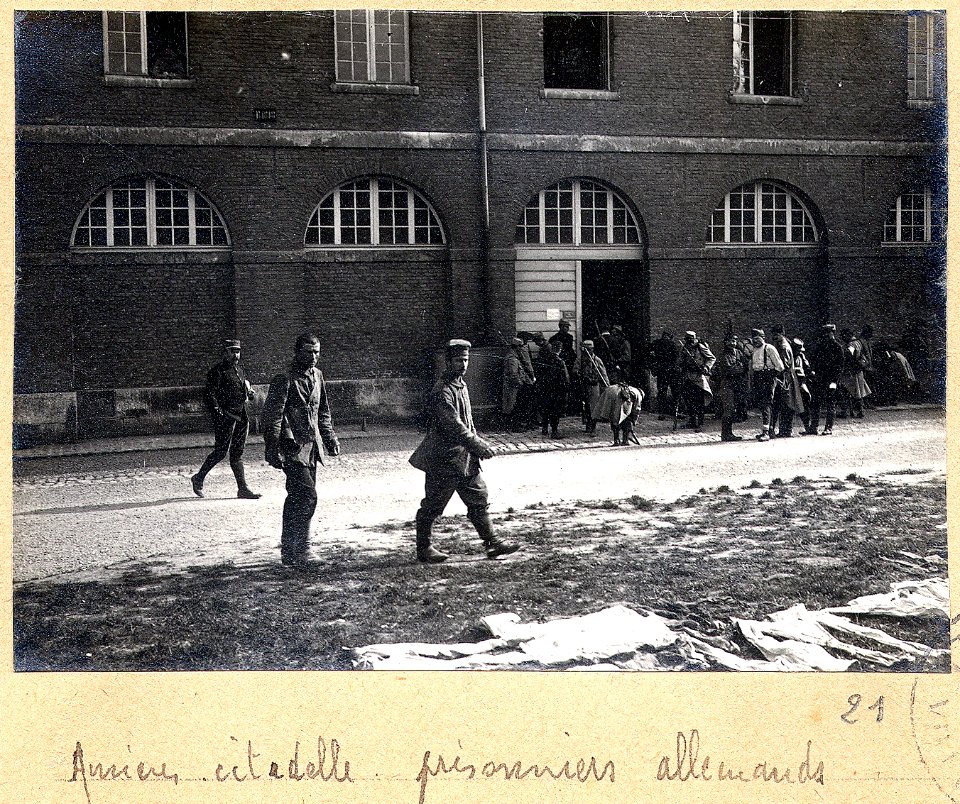 Amiens citadelle. Prisonniers allemands - Fonds Berthelé - 49Fi1871-21