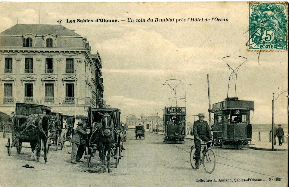 Amiaud 1081 - LES SABLES D'OLONNE - Un coin du Remblai près de l'Hotel de l'Océan